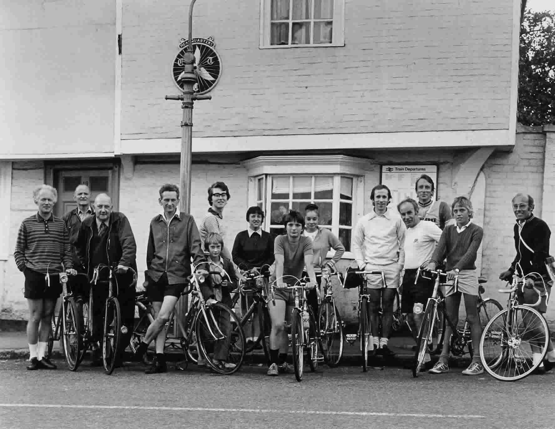 Clubrun, probably at Charing, late 1970s - Geoff Wilkins. Aubrey Ring, Gordon Cronk, Laurie Broad, Richard Broad, Jane ?, Therese Mason, ??, ??, ??, Don Beevis, ??, ??, Mike Pitches
